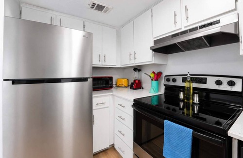 Hancock Apartment | Central modern 2BR close to UT, Moody Center, & DT