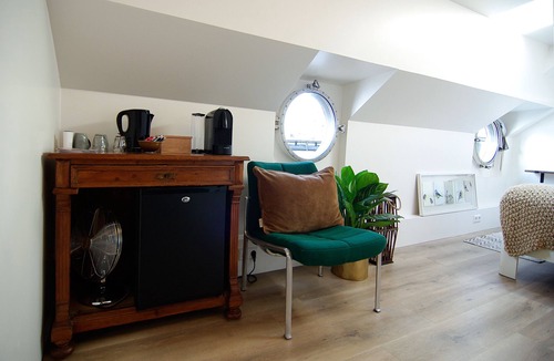Spaarndammer en Zeeheldenbuurt Boat Rental | Central & Modern Eco-Houseboat 10 min walk to center