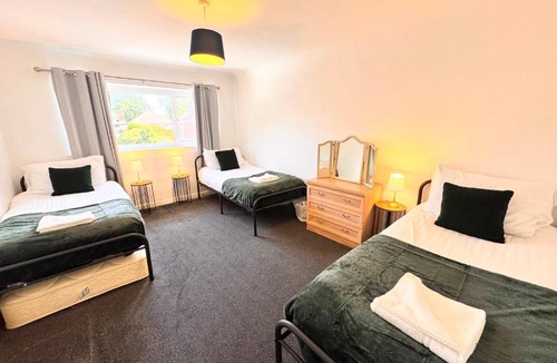 Shirley Apartment | Central Modern Flat in Southampton, Sleeps 5, Free Off-Road Parking, Close to Hospital, Cruise terminal and Centre, Great for contractors, friends & families
