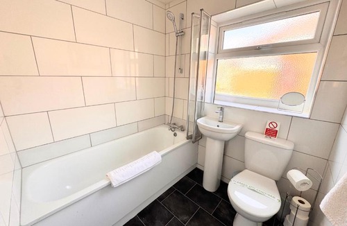 Shirley Apartment | Central Modern Flat in Southampton, Sleeps 5, Free Off-Road Parking, Close to Hospital, Cruise terminal and Centre, Great for contractors, friends & families