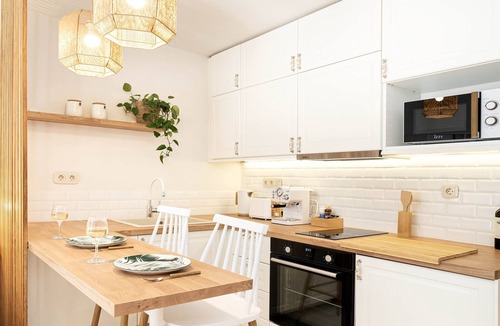 Omonia Apartment | Central Modern Studio, 1 min to Metro, 10 min to Acropolis + Discounts available