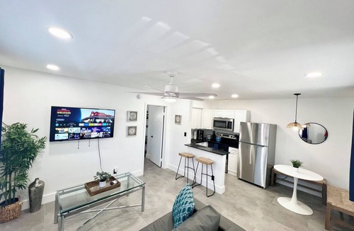 Lake Ridge Apartment | Central, Modern & Stylish 1Br 1Bath Apt in Lake Ridge