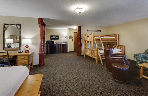 Moline Hotel | Central Moline Stay | 0.6 mi to Bass Street Landing | Dining & Nightlife