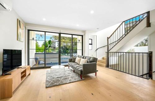 Mount Waverley House | Central Mount Waverley Townhouse with parking