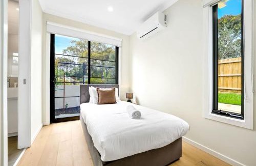 Mount Waverley House | Central Mount Waverley Townhouse with parking