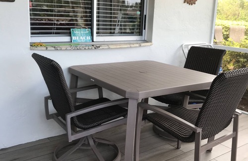 Central Naples Condo | Central Naples Condo (1 E) Close to beach.