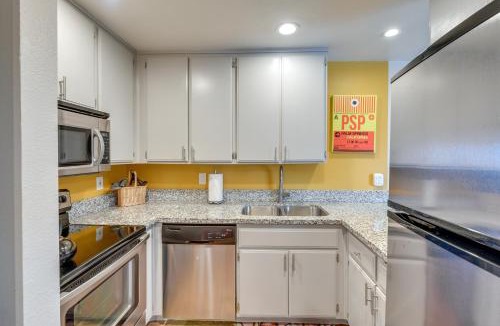 Downtown Palm Springs House | Central Palm Springs Resort Condo w/2 Balconies