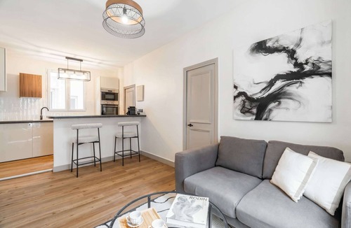 Plaisance Apartment | Central Paris Deluxe flat for 5 near Montparnasse