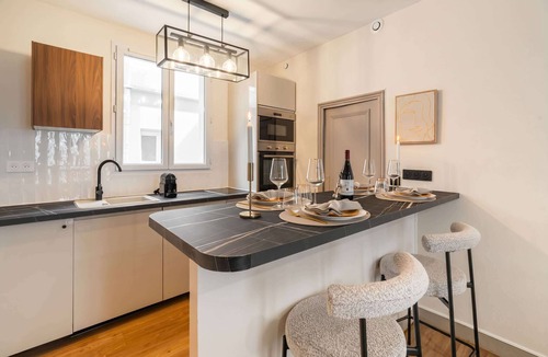 Plaisance Apartment | Central Paris Deluxe flat for 5 near Montparnasse