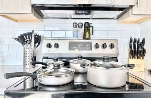 Poplar Apartment | Central Philly-1BR King |Free Parking| Gym