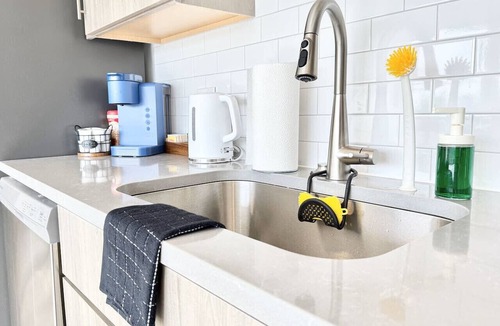 Poplar Apartment | Central Philly-1BR King |Free Parking| Gym