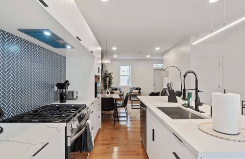 Central Northside House | Central Pittsburgh Duplex - Sleeps 16