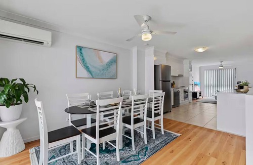 Redcliffe Apartment | Central Redcliffe Coastal Home Walk to Beach