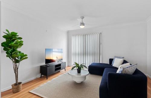 Redcliffe Apartment | Central Redcliffe Coastal Home Walk to Beach