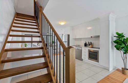 Redcliffe Apartment | Central Redcliffe Coastal Home Walk to Beach