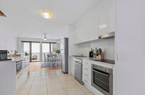Redcliffe Apartment | Central Redcliffe Coastal Home Walk to Beach