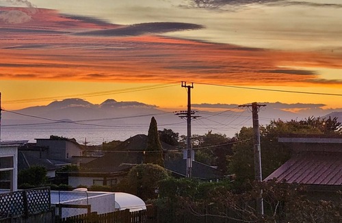 Taupo House | CENTRAL RETREAT Spa Bath, short walk to Lake/town center, Sunsets & some views.
