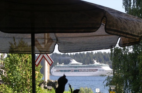 Hollyburn House | Central safe Location - Water views - walk to restaurants, seawall, beach