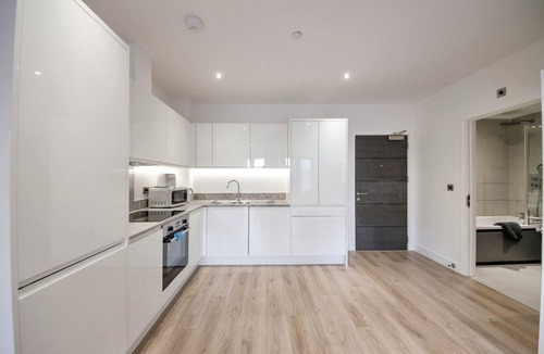 Barnt Green Apartment | Central Solihull 2-Bed | Parking WiFi NEC
