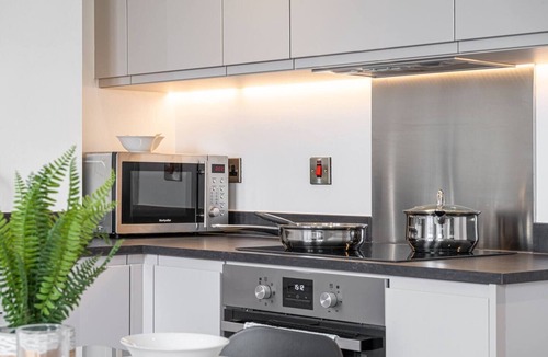 Barnt Green Apartment | Central Solihull 2-Bed | Parking WiFi NEC