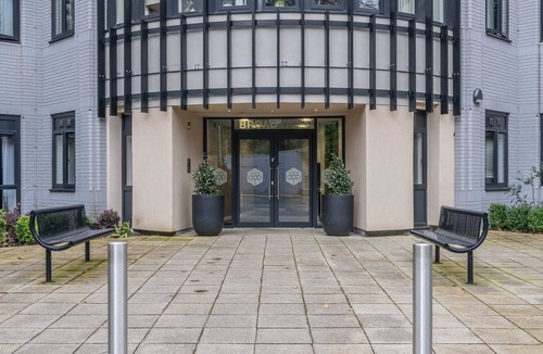 Barnt Green Apartment | Central Solihull 2-Bed | Parking WiFi NEC