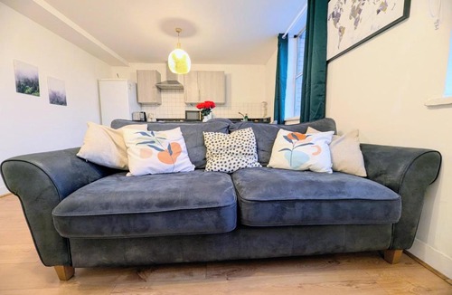 Southampton City Centre Apartment | Central Southampton 2BR Work and Family Stay with Parking
