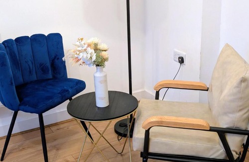 Southampton City Centre Apartment | Central Southampton 2BR Work and Family Stay with Parking