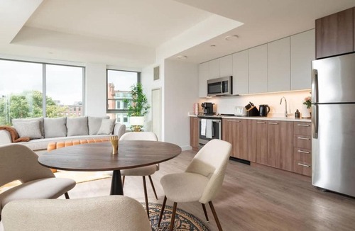 Central Square Apartment | Central Space to Balance Life Work Play 7 Sleeps