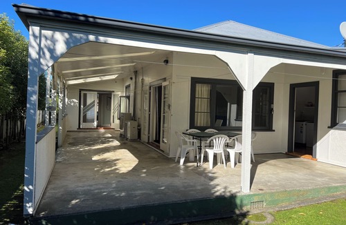Palmerston North House | Central Spacious House With Backyard And Patio