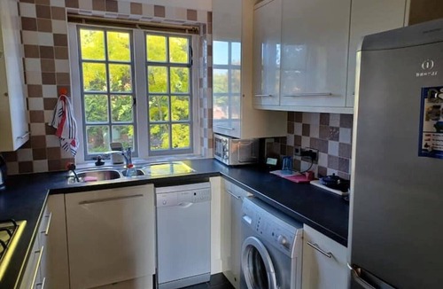 Southampton City Centre Apartment | Central & spacious character flat, very near Bedford place and train station