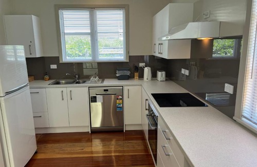Palmerston North Apartment | Central Spacious House With Backyard And Patio