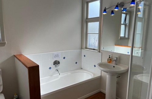 Palmerston North Apartment | Central Spacious House With Backyard And Patio