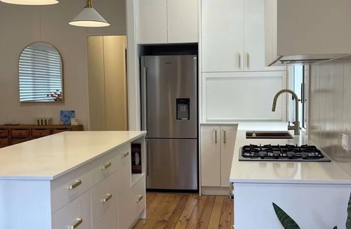 Nowra House | Central Stay with Spa and Nature Views. 30 mins to Hyams beach or Berry