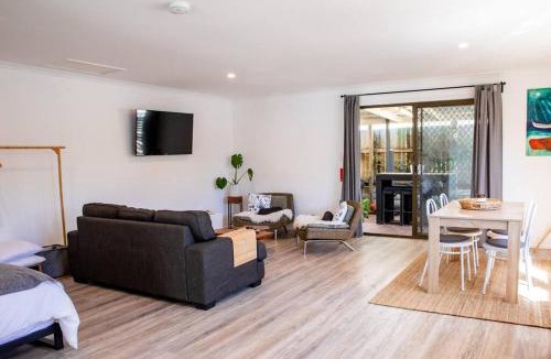 Point Lookout Apartment | Central Studio + Close to the beaches + Wifi & Netflix