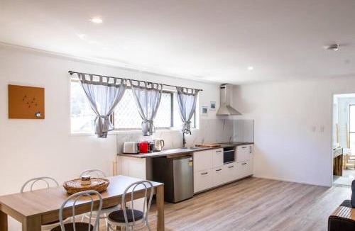Point Lookout Apartment | Central Studio + Close to the beaches + Wifi & Netflix