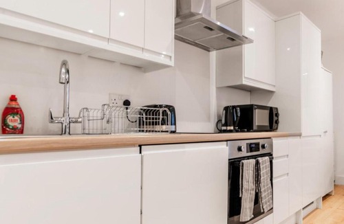 Maidstone Apartment | Central Studio - Paid Parking - Sleeps 2 - WiFi
