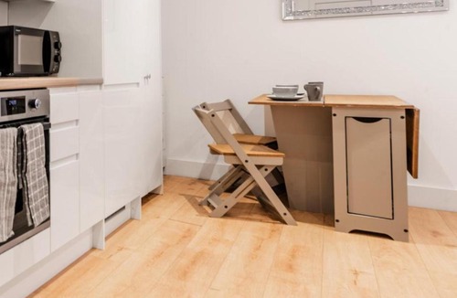Maidstone Apartment | Central Studio - Paid Parking - Sleeps 2 - WiFi