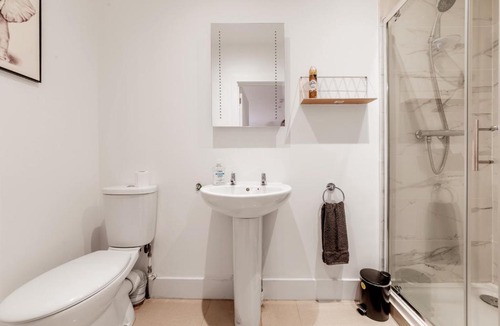 Maidstone Apartment | Central Studio - Paid Parking - Sleeps 2 - WiFi
