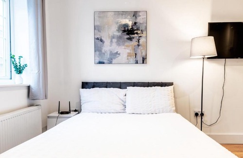 Maidstone Apartment | Central Studio - Paid Parking - Sleeps 2 - WiFi