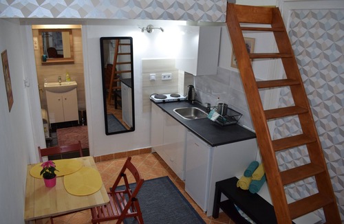 Inner City Budapest Apartment | Central Studio, steps to Great Market, Gellert Bath & Corvinus University