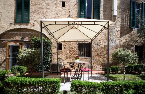 Siena Historical Center Apartment | Central Studio with Garden in the Duomo area