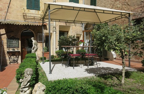Siena Historical Center Apartment | Central Studio with Garden in the Duomo area