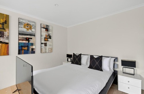 Manly Apartment | Central Studio with Pool, Gym Access 2mins Walk Beach