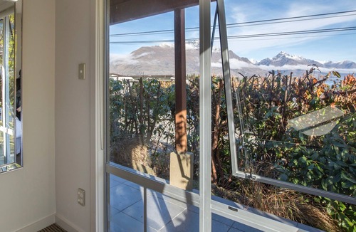 Queenstown City Centre Cottage | CENTRAL STYLE - QUEENSTOWN HOLIDAY HOME, with a garden in Queenstown