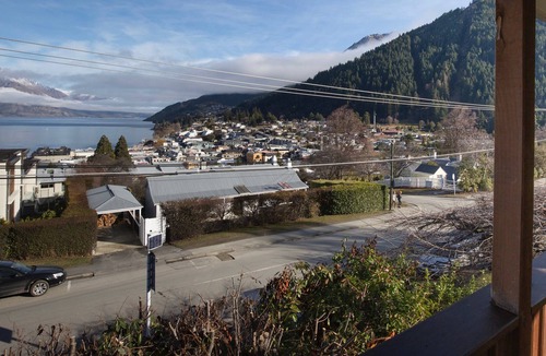 Queenstown City Centre Cottage | CENTRAL STYLE - QUEENSTOWN HOLIDAY HOME, with a garden in Queenstown