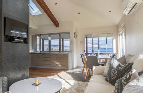 Queenstown City Centre Cottage | CENTRAL STYLE - QUEENSTOWN HOLIDAY HOME, with a garden in Queenstown