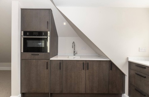 Surbiton Hill Apartment | Central Surbiton Studio | Walk to Station - Pass the Keys