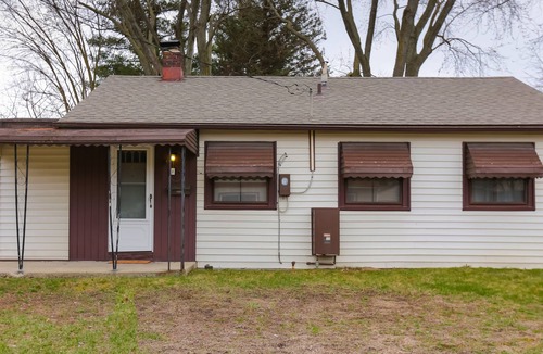 Westland House | Central to both Detroit and Ann Arbor. Just 10 Minutes to Detroit Airport.