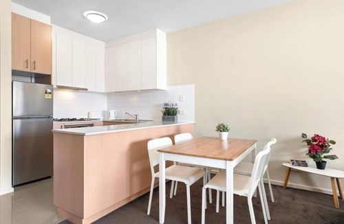 Melbourne Central Business District Apartment | CENTRAL TO EVERYTHING 2BR APT w/CITY VIEWS + FREE WIFI + POOL + GYM