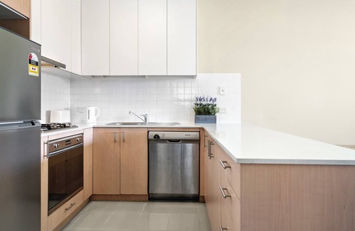 Melbourne Central Business District Apartment | CENTRAL TO EVERYTHING 2BR APT w/CITY VIEWS + FREE WIFI + POOL + GYM